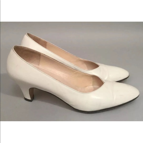 Salvatore Ferragamo Women’s Vintage White Leather Classic Pumps - Picture 3 of 9